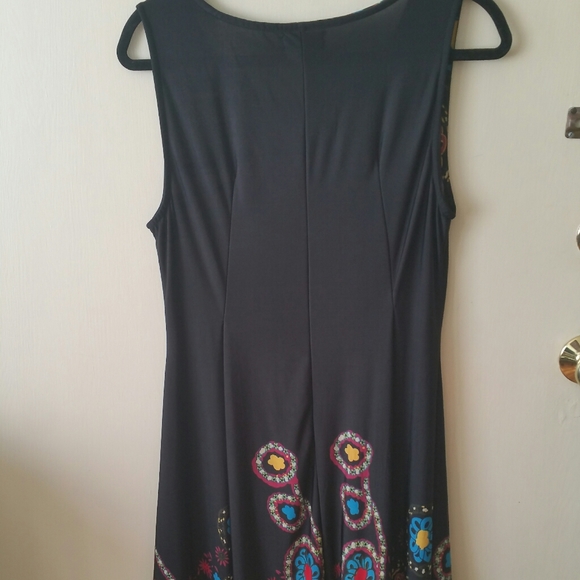 Adorable sleeveless black dress w/handkerchief hem - Picture 5 of 7